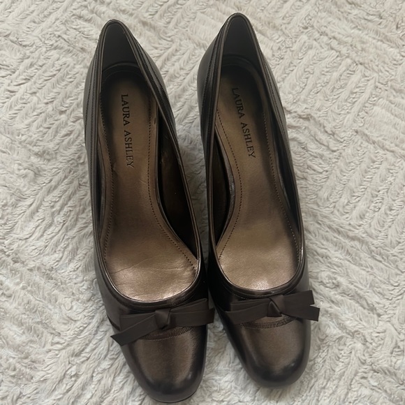 Laura Ashley Marilyn heels in color Bronze Size 8.5, New in box - Picture 6 of 16